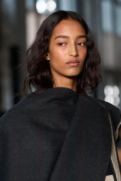 Look 10
